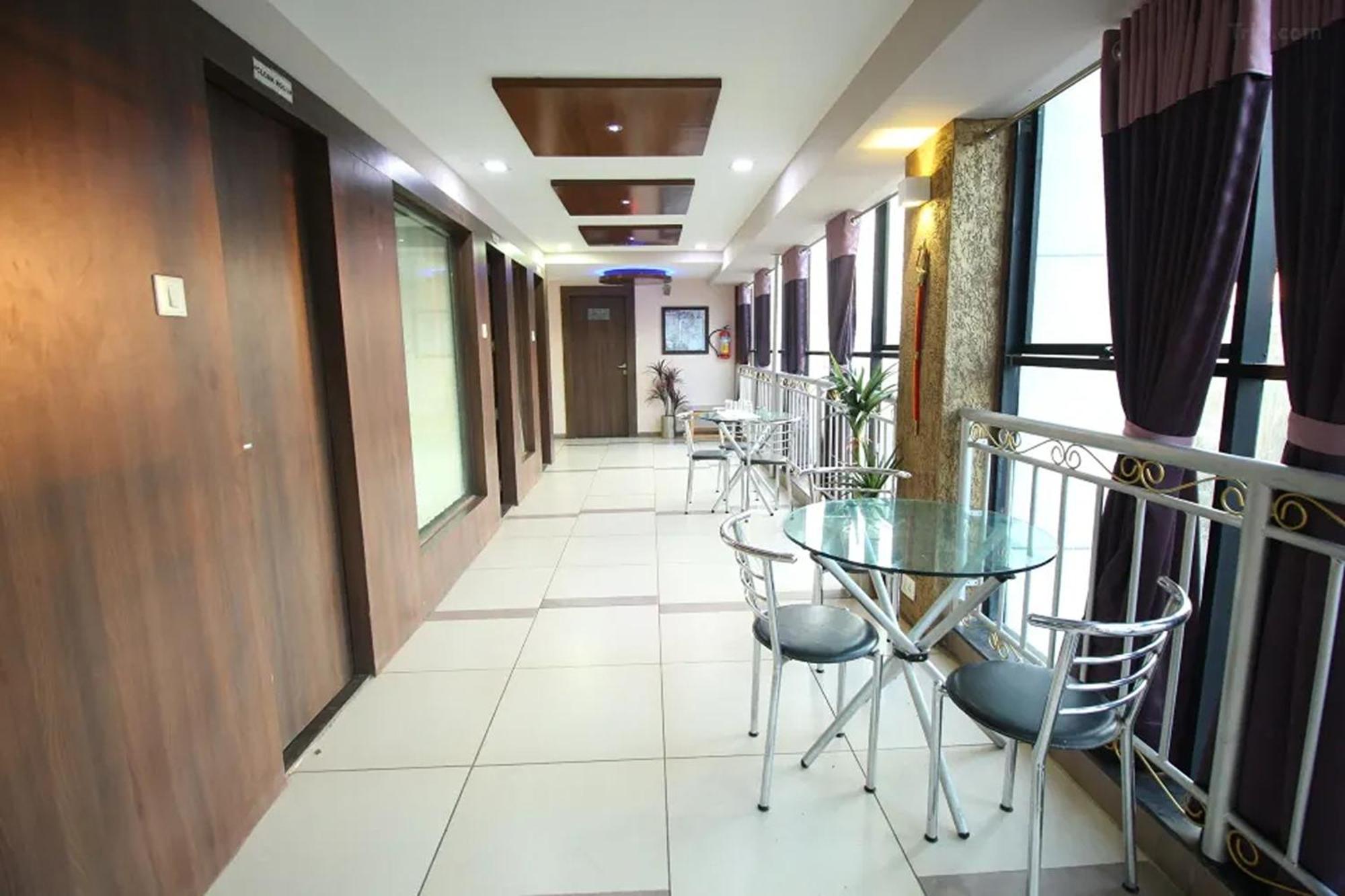 Hotel Shailly Inn Ahmedabad Exteriör bild