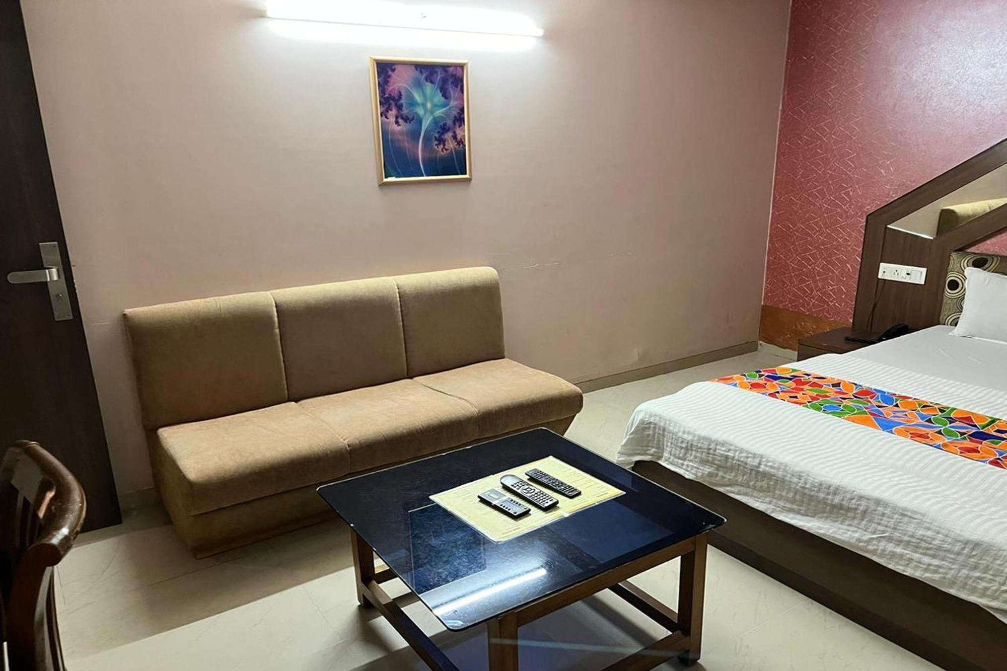 Hotel Shailly Inn Ahmedabad Exteriör bild