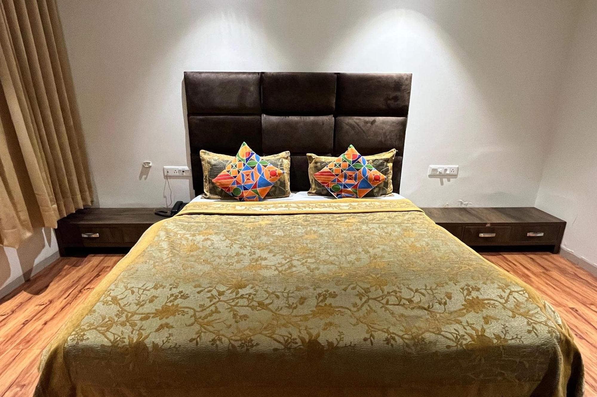 Hotel Shailly Inn Ahmedabad Exteriör bild