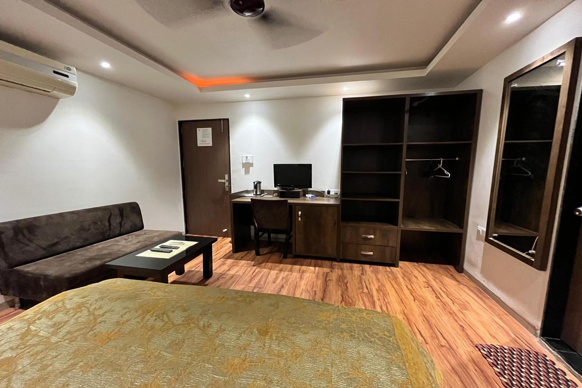 Hotel Shailly Inn Ahmedabad Exteriör bild